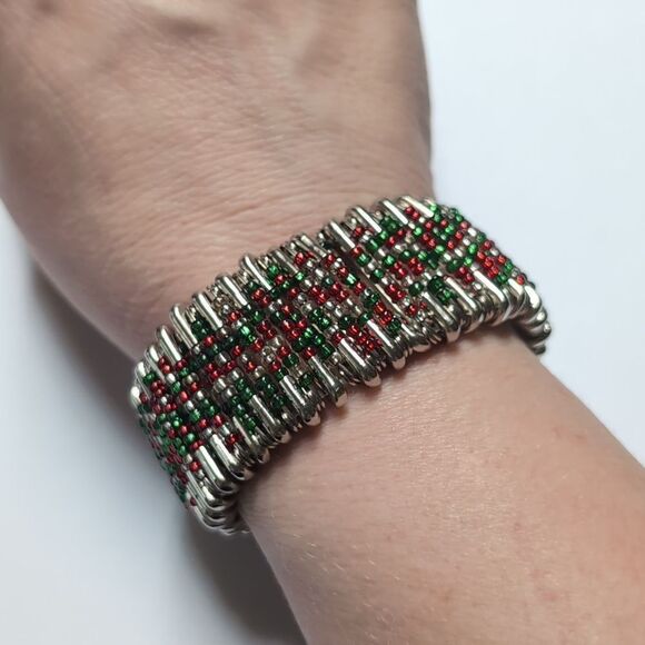 bracelet Jewelry - 226 Silver Safety Pins Red and Green Beaded Stretch Bracelet
